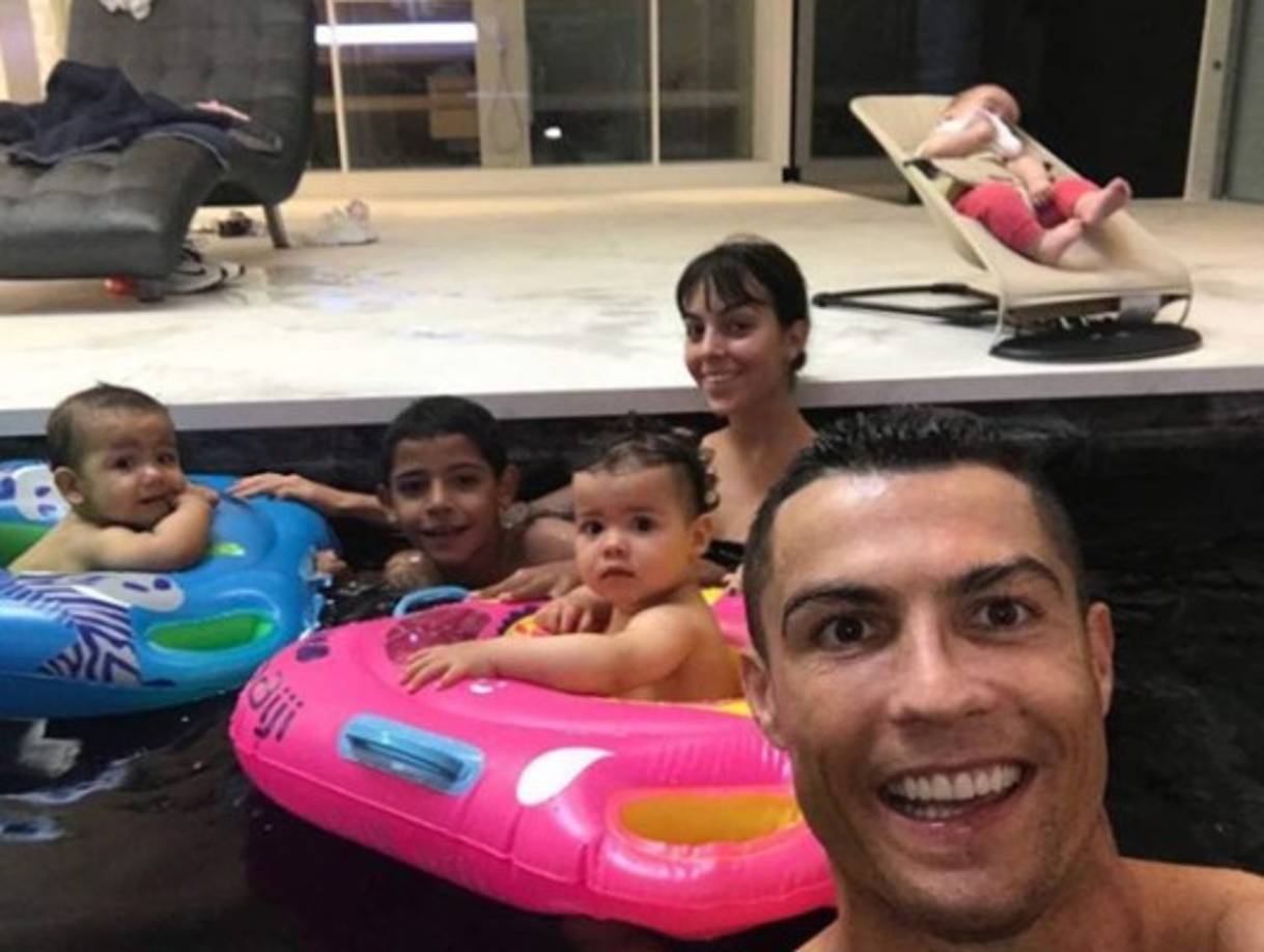 CR7 subió una imagen por medio de su cuenta de Instagram, para celebrar el primer año de Eva y Mateo, ya que no pudo estar con ellos este día.