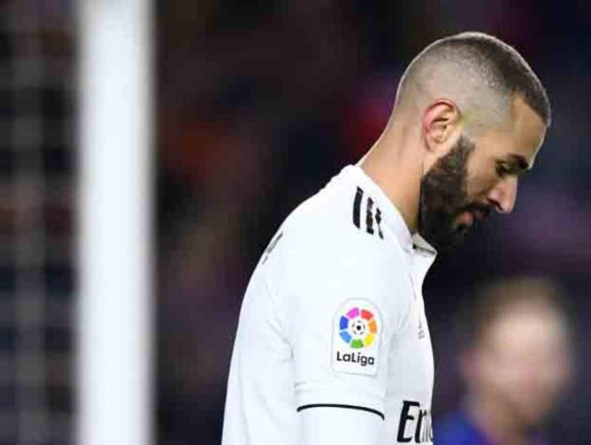 Barcelona's Spanish defender Gerard Pique and teammates celebrate their win at the end of the Spanish Copa del Rey (King's Cup) semi-final second leg football match between Real Madrid and Barcelona at the Santiago Bernabeu stadium in Madrid on February 27, 2019. (Photo by JAVIER SORIANO / AFP)