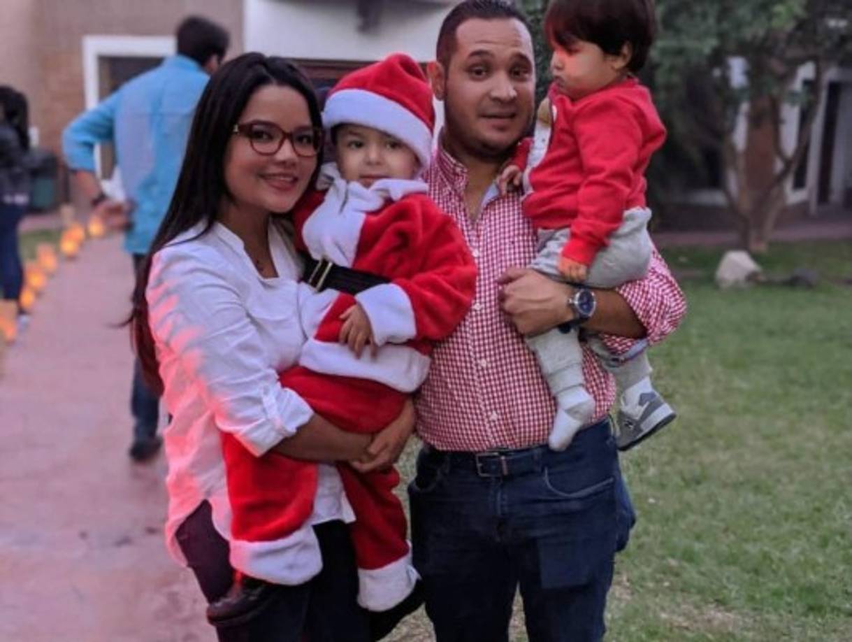 La presentadora Ariela Cáceres disfrutó un acto navideño acompañado de su esposo e hijos.