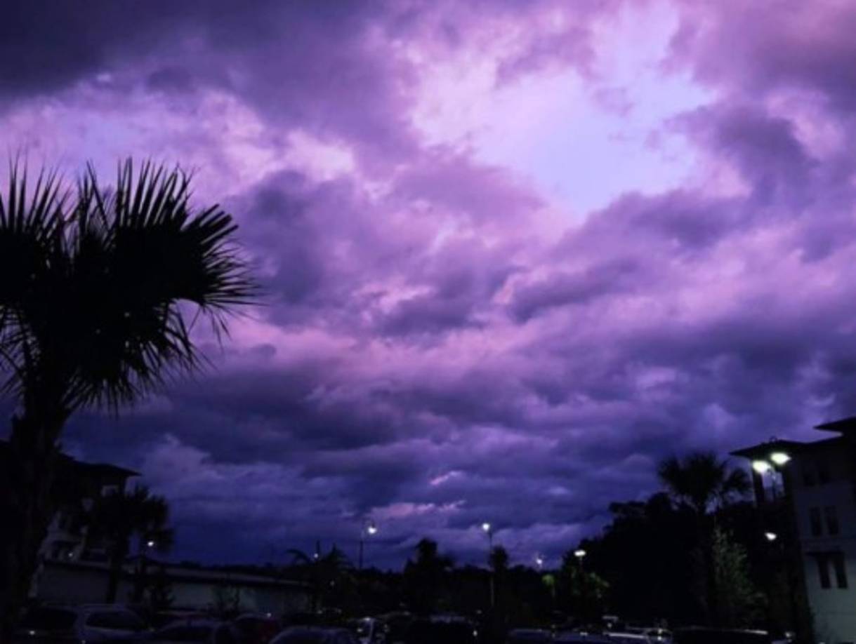 Y es que en distintas partes de Florida el cielo se tornó de color púrpura todo esto debido a un extraño fenómeno.