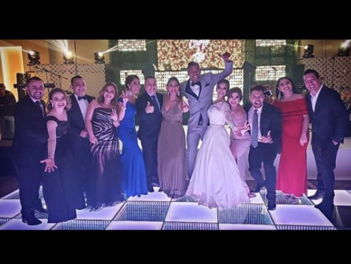 Varias personalidades de la televisión hondureña se dieron cita en la boda y lucieron sus mejores galas.