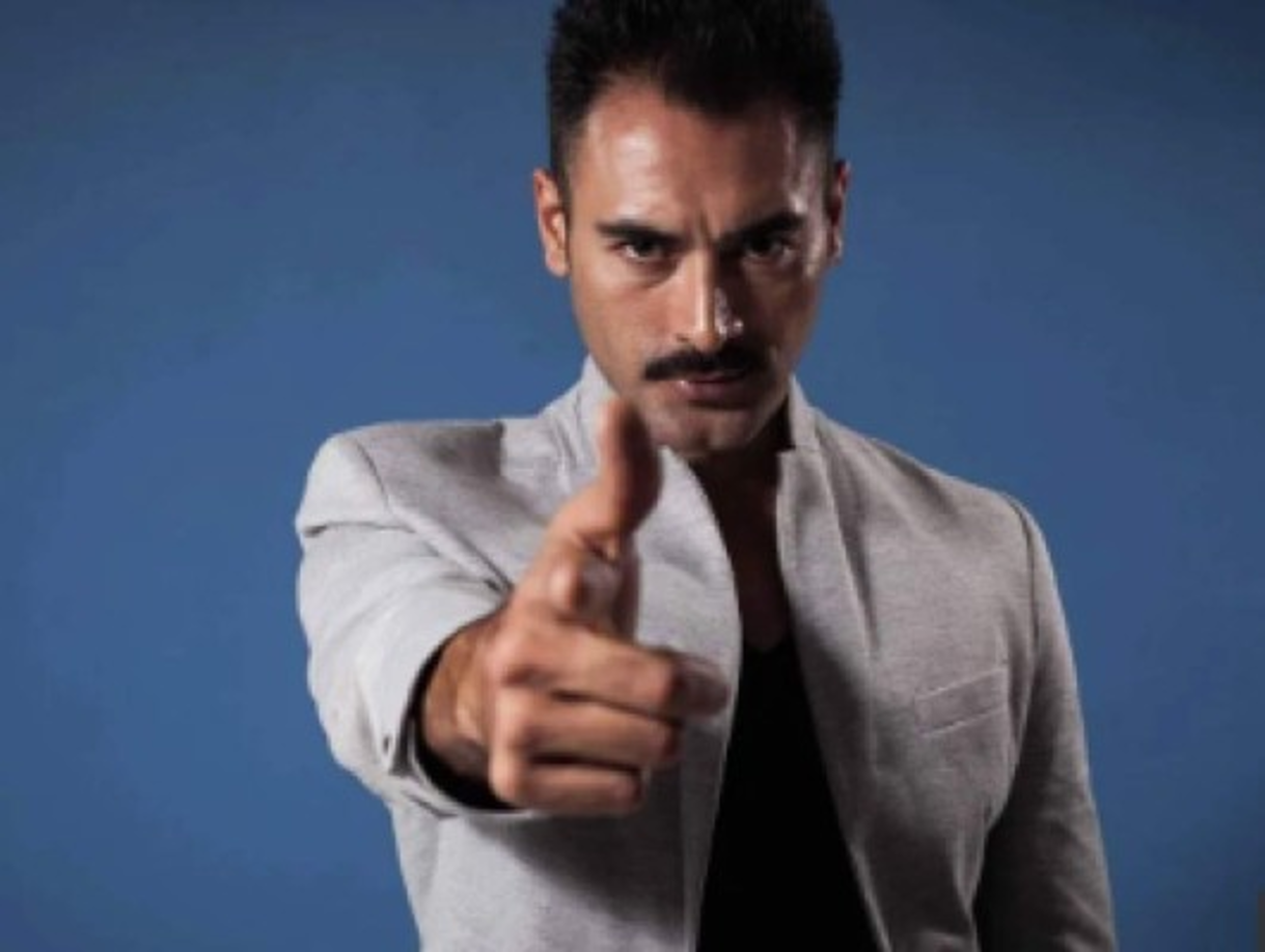 La enfermedad es transmitida por la Taenia solium, un parásito conocido comúnmente como tenia o solitaria, y cuyos huevos se transmiten a través de alimentos contaminados. La infección afecta a las personas de entre 15 y 40 años de edad, y se esparce a través del torrente sanguíneo hacia el cerebro.