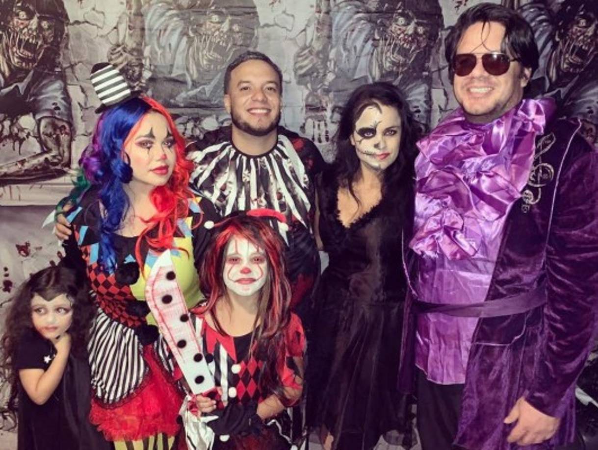 Chiquis Rivera (primera a la izquierda) y su novio Lorenzo Méndez se convirtieron en unos payasos para pedir dulces y acompañar a la hija del cantante.<br/>