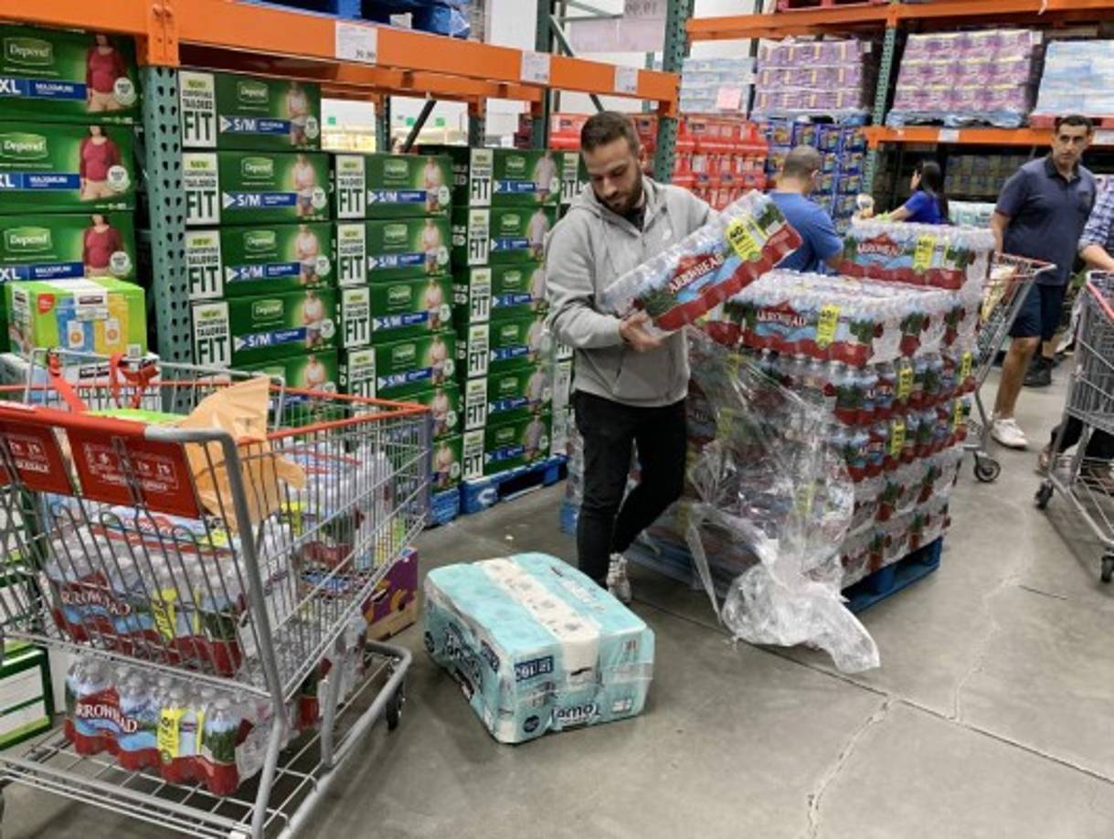 Tras confirmarse el primer caso del letal virus en la gran manzana, los neoyorquinos también salieron en masa a adquirir suministros para protegerse del covid 19.