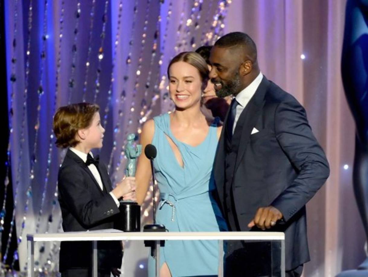 Jacob Tremblay y Brie Larson entregan el premio a Idris Elba-