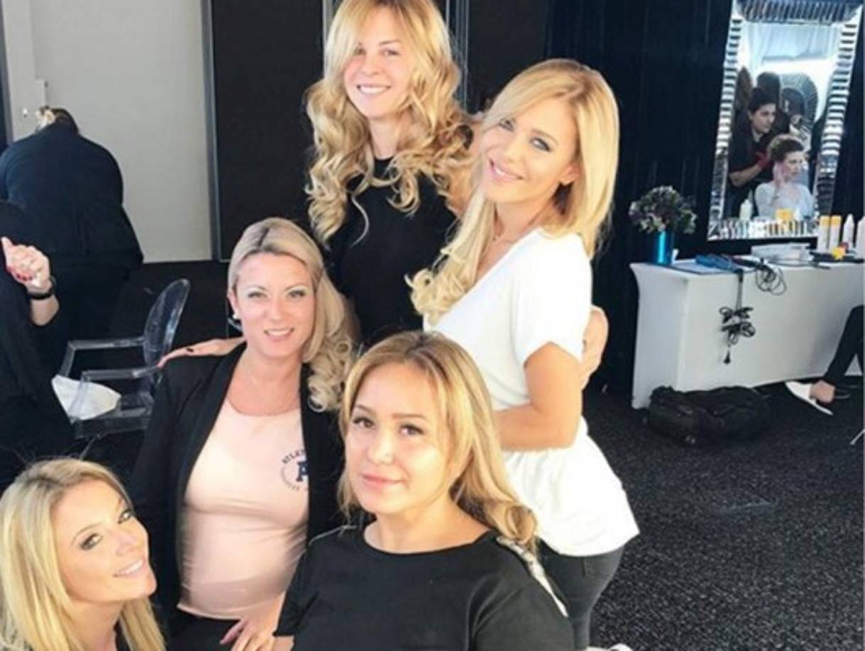 Evangelina Anderson, esposa de Demichelis, compartió una imagen junto a Jorgelina Cardoso y la diseñadora Yanina Screpante y varias invitadas durante la sesión de maquillaje.