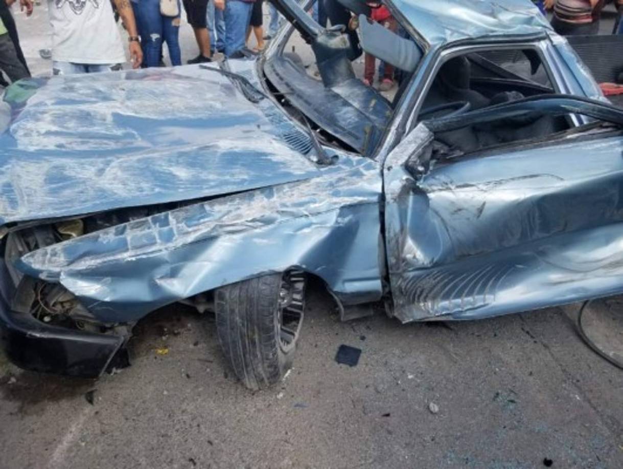 La rastra se llevó de encuentro al vehículo pick up con placas HAU 1222. En las imágenes se observa que el vehículo pesado iba en alta velocidad, por lo que frenar fue imposible.