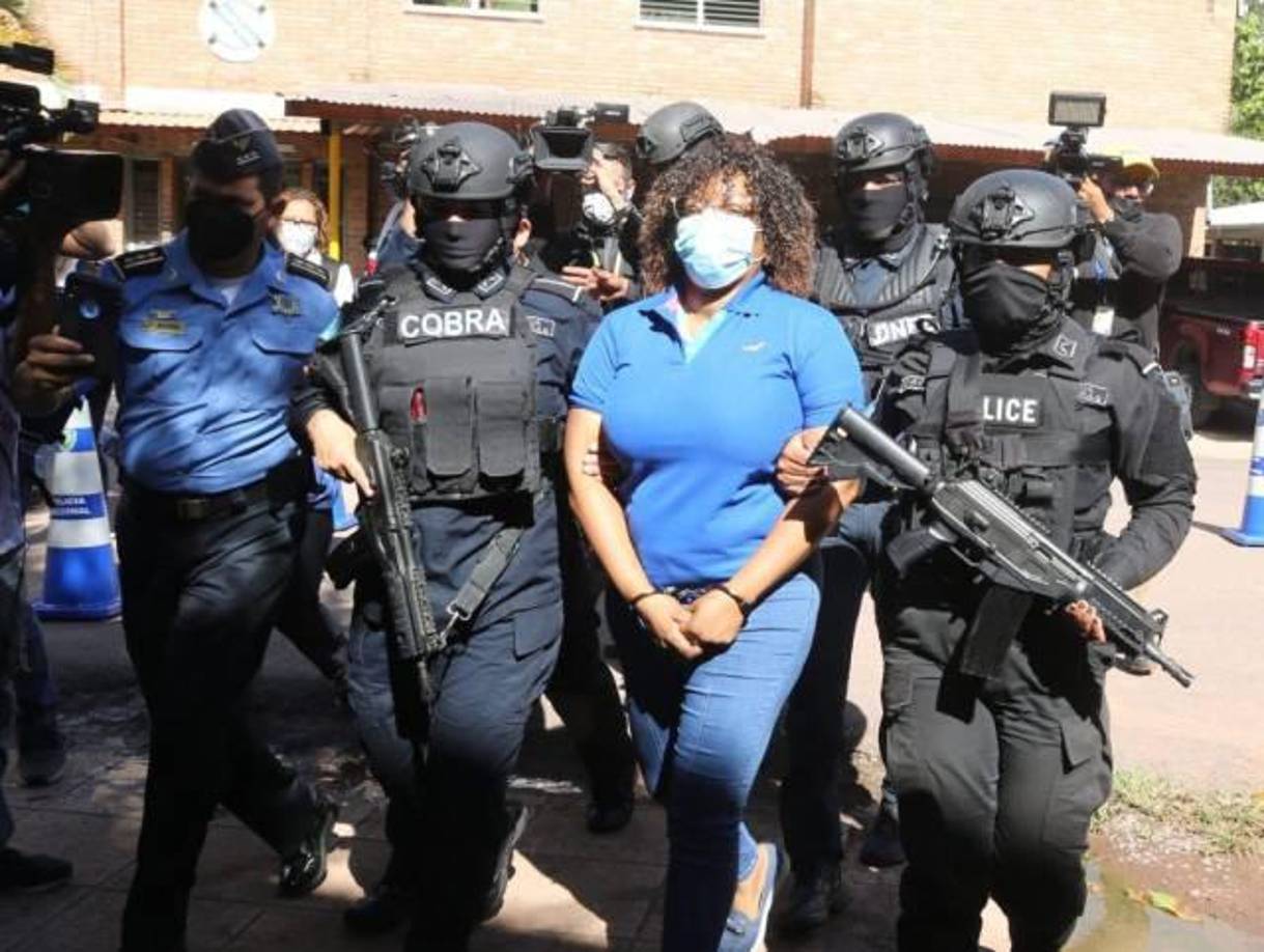 La primera fue Marlen Griselda Amaya, esposa de José Inocente Valle, miembros de una familia que, según las autoridades estadounidenses, operaban en el occidente de la nación centroamericana, donde fueron capturados en octubre de 2014 y extraditados en noviembre de ese mismo año.