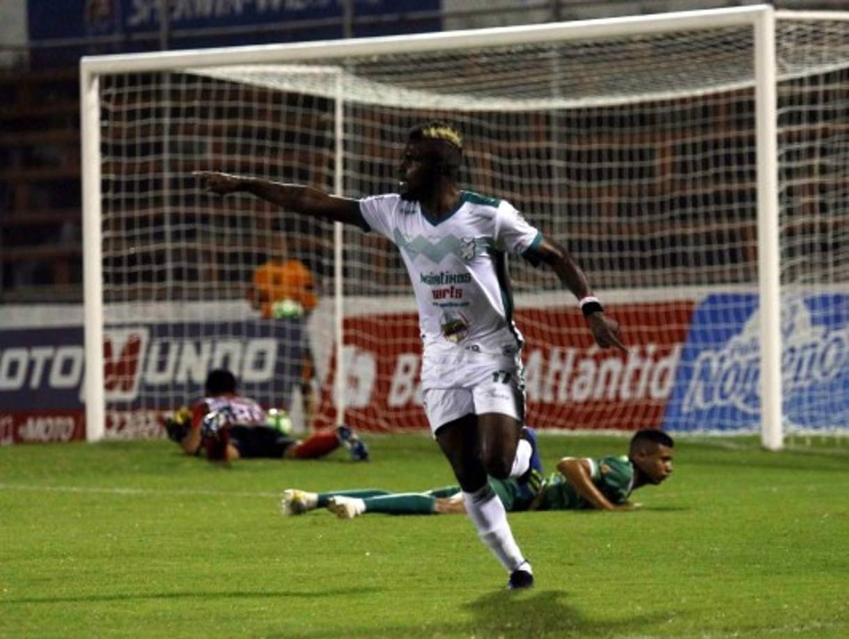 El delantero trinitense Jerrel Britto abrió el camino de la victoria del Platense sobre el Yoro FC tras una gran asistencia de Julio César 'Rambo' de León. Foto Neptalí Romero
