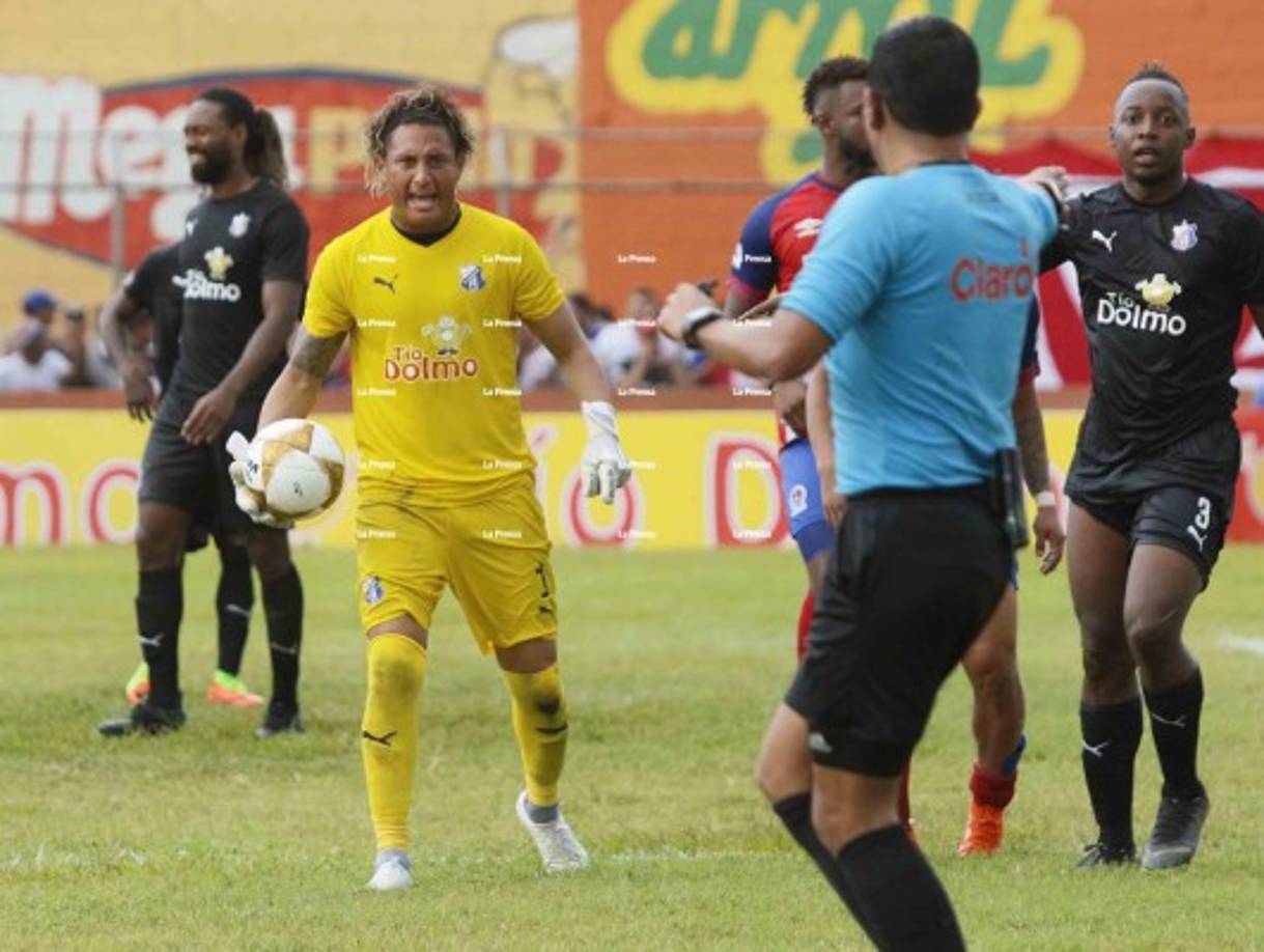Encabezados por Kevin Hernández, los del Honduras Progreso reclamaron por el cobro de la falta penal a favor del Olimpia.