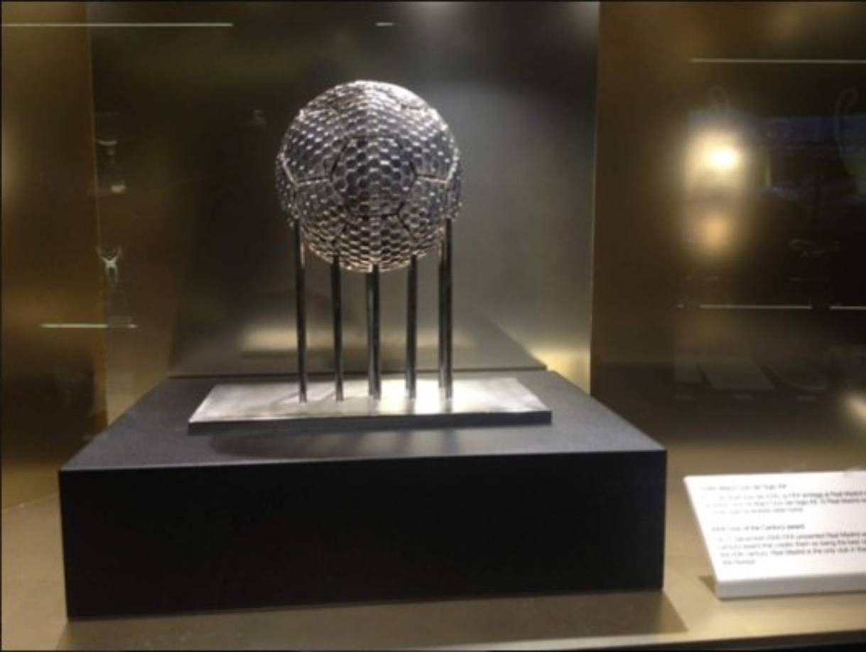 AR003. LONDRES (R.UNIDO), 01/11/2017.- El jugador Cristiano Ronaldo (2d) de Real Madrid reacciona luego de un gol del Tottenham hoy, miércoles 1 de noviembre de 2017, durante un partido entre Tottenham Hotspur y Real Madrid del grupo H de la Liga de Campeones, que se disputa en el estadio Wembley, en Londres (Reino Unido). EFE/ANDY RAIN