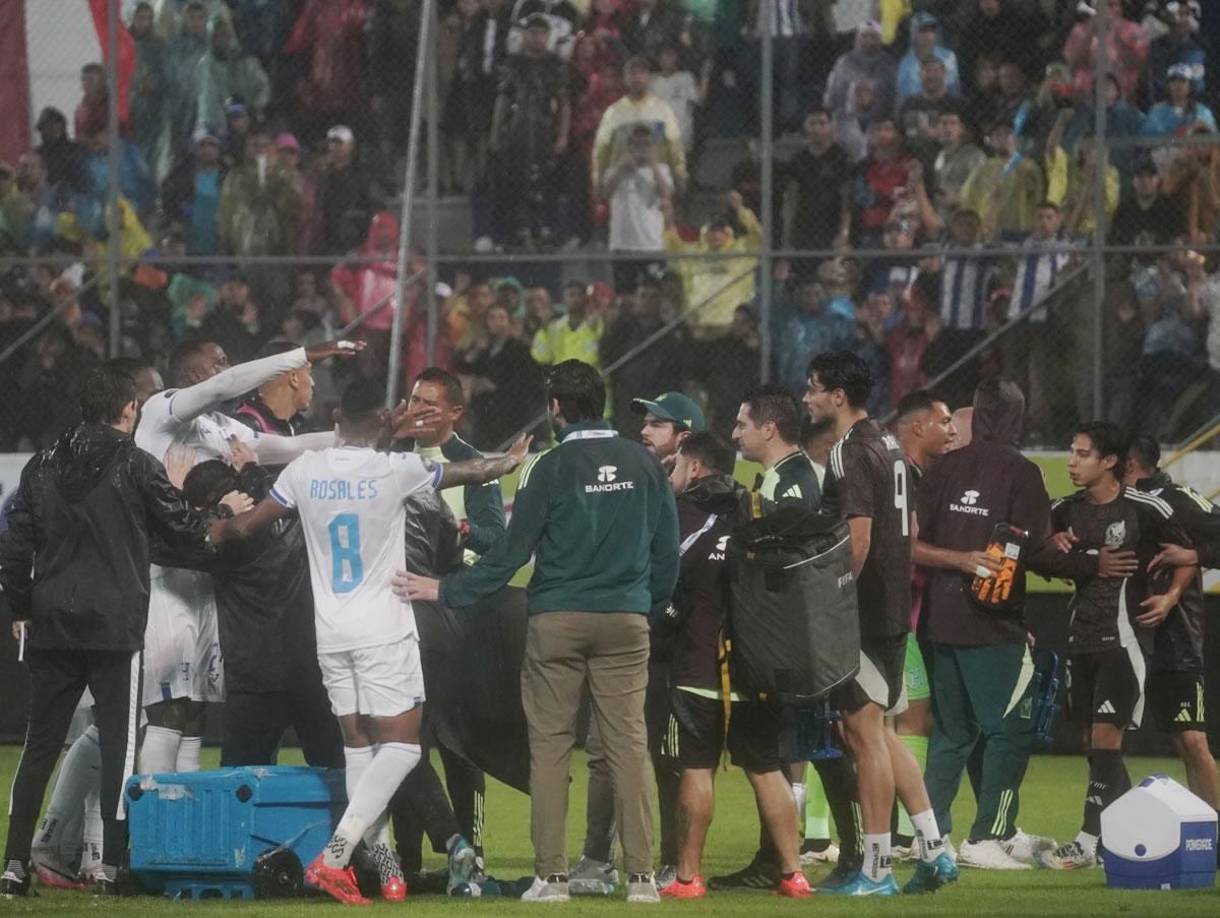 Diego Lainez también se calentó y empezó a discutir con los futbolistas de la selección de Honduras.