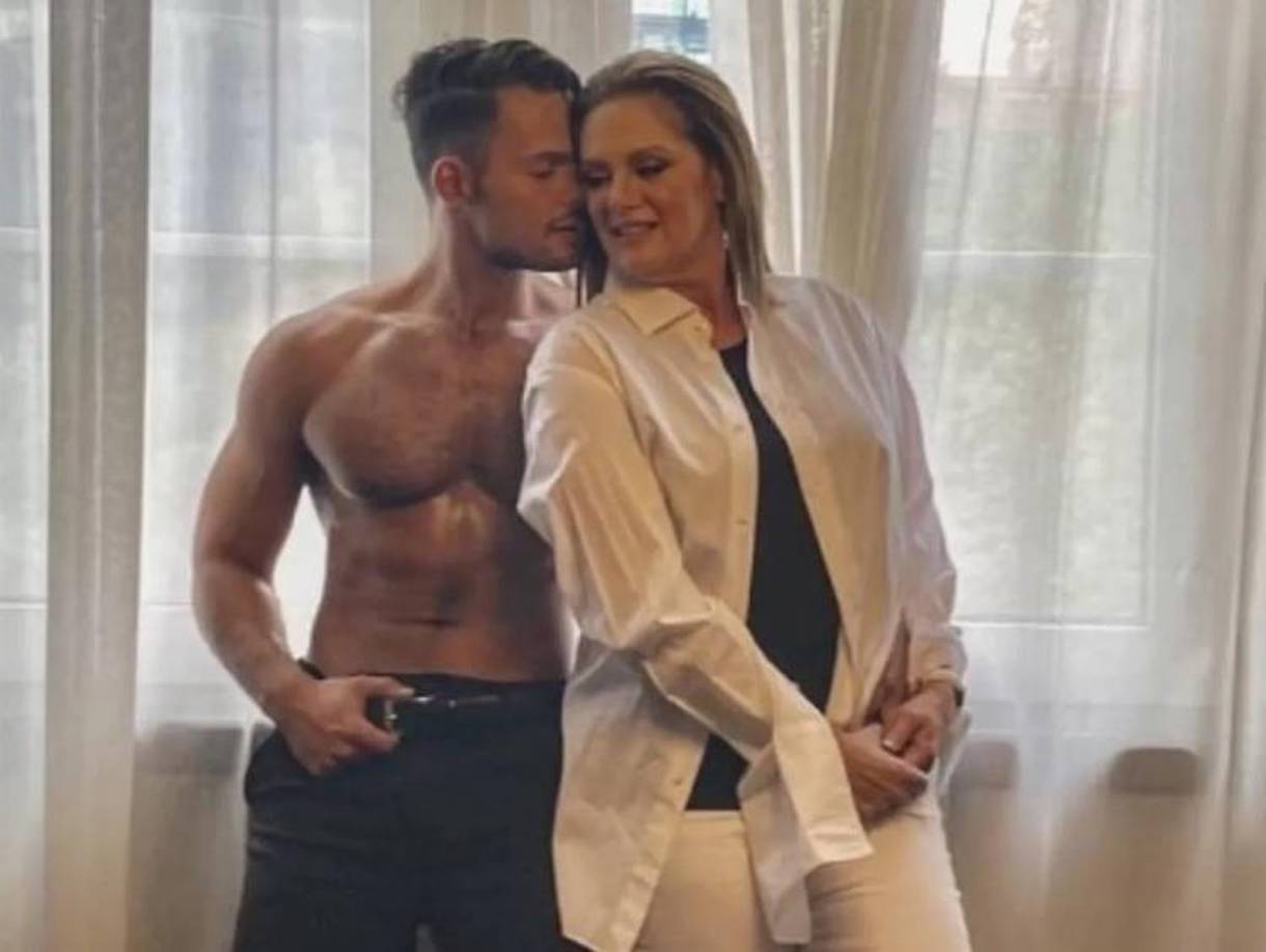 Desde hace 18 años, Erika se ha enfocado en su rol de madre y no se ha dado un tiempo para el amor., por lo que verla con Emmanuel, quien en el pasado fue novio de la también actriz Irina Baeva, ha sido del agrado de sus seguidores más fieles. El actor posteó este video con el mensaje “Iniciando la semana con ésta mamacita... conectando historias”.