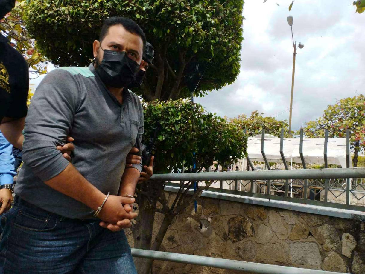 “Se mantiene arresto en Dirección de Fuerzas Especiales, mientras se ejecuta entrega”, agregó.