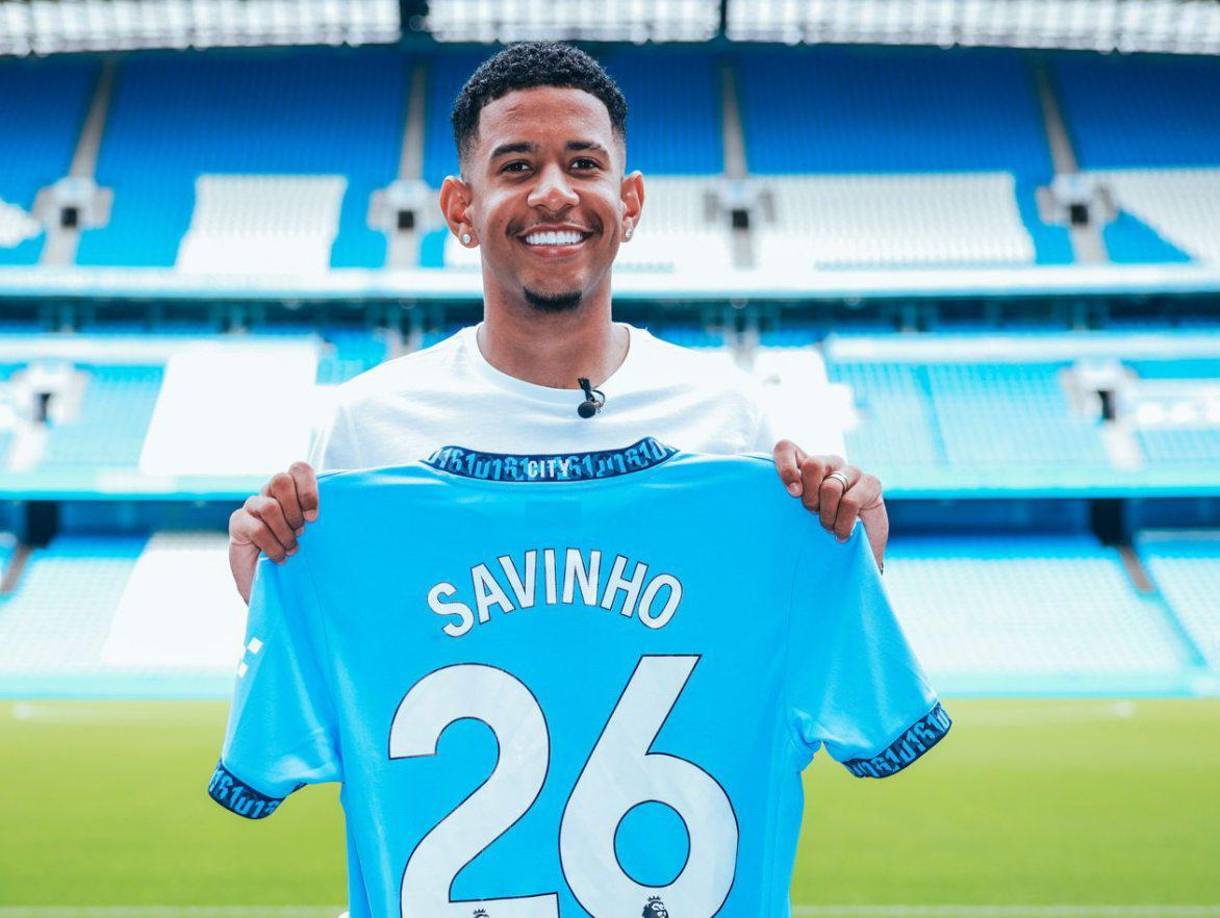 El extremo brasileño Savinho fue presentado como nuevo jugador del Manchester City, llega procedente del Girona de España.