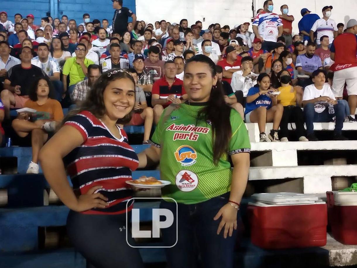 Muchas bellezas asisiteron al estadio Argelio Sabillón para el partido entre Real Juventud y Platense.