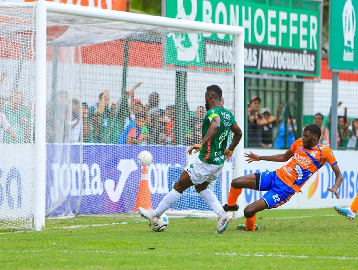 Clayvin Zúniga llegando a empujar el balón al fondo de la portería de la UPN para marcar el 3-0 del Marathón.