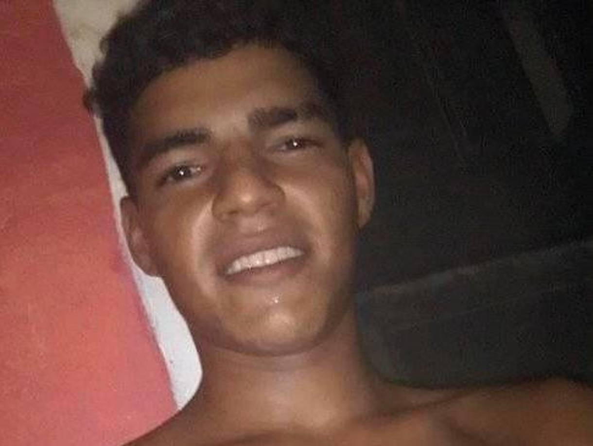 El joven recibió dos machetazos, uno en el costado izquierdo, el cual expuso su pulmón. 