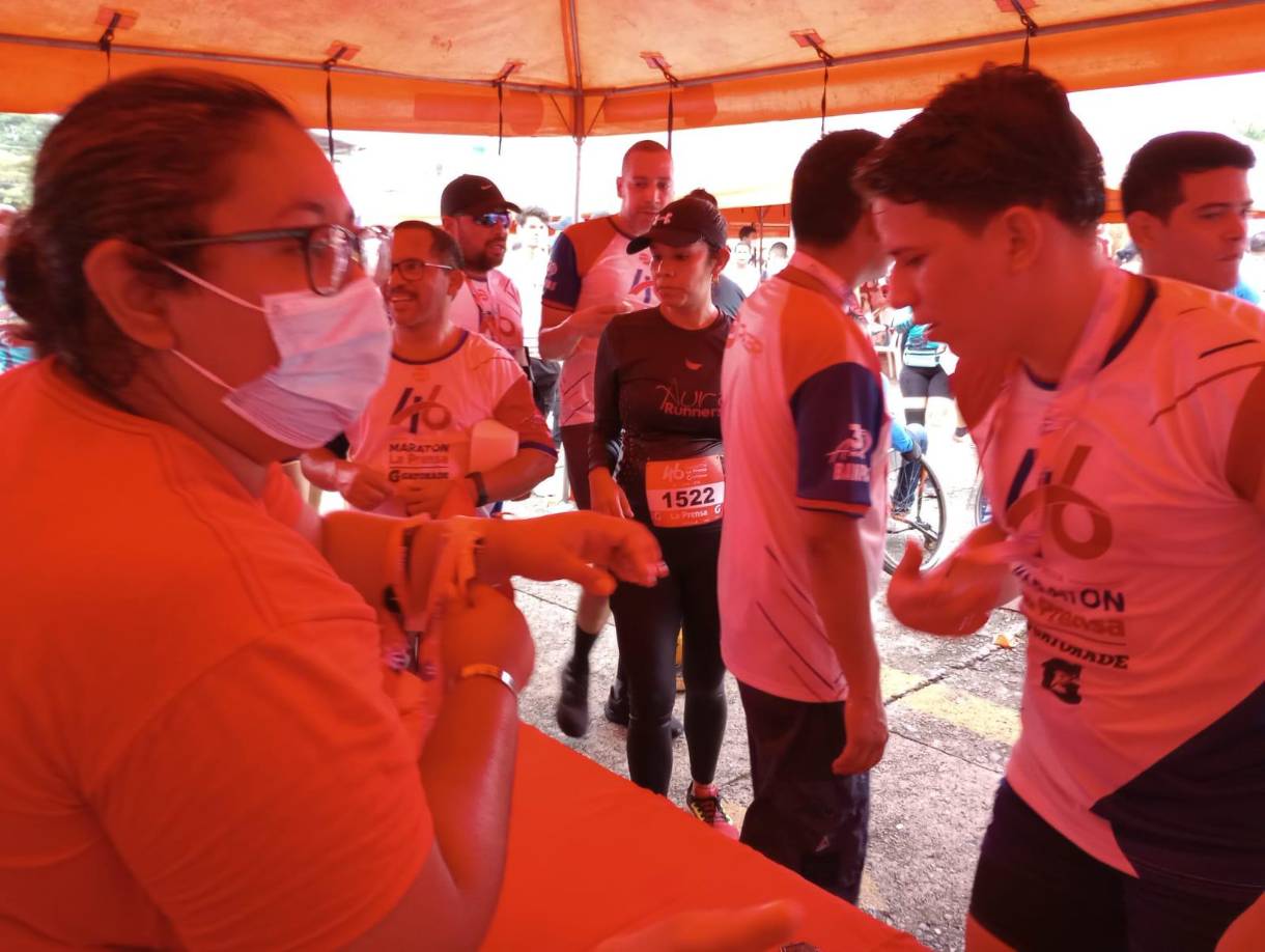 El staff de diario LA PRENSA entregó las medallas a los corredores. 