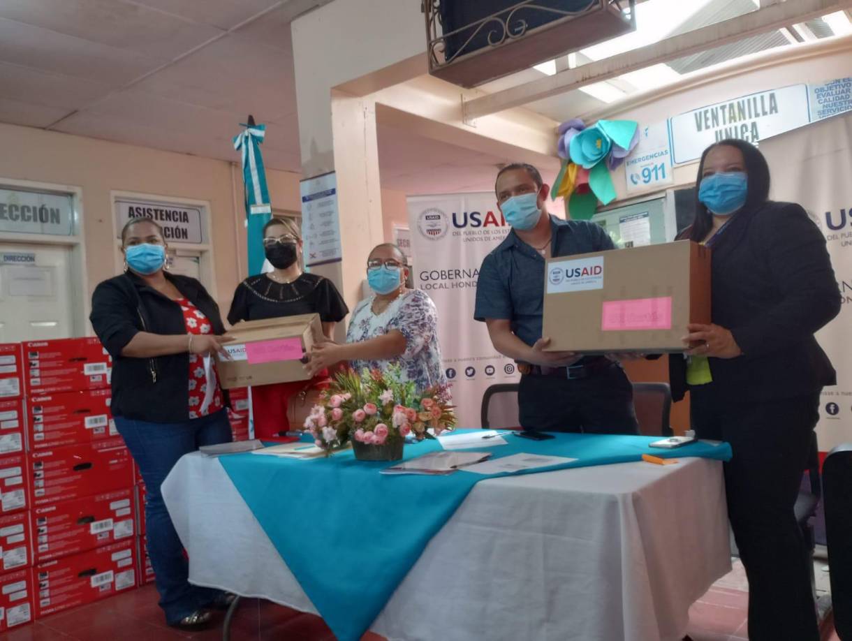 300 centros educativos integrados a esta estructura de gestión del sector educación fueron beneficiados. El monto total de la donación es de L 1,333,000, así informaron las autoridades de Educación del departamento de Cortés.