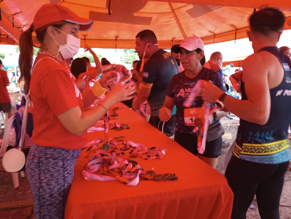 El staff de diario LA PRENSA entregó las medallas a los corredores. 