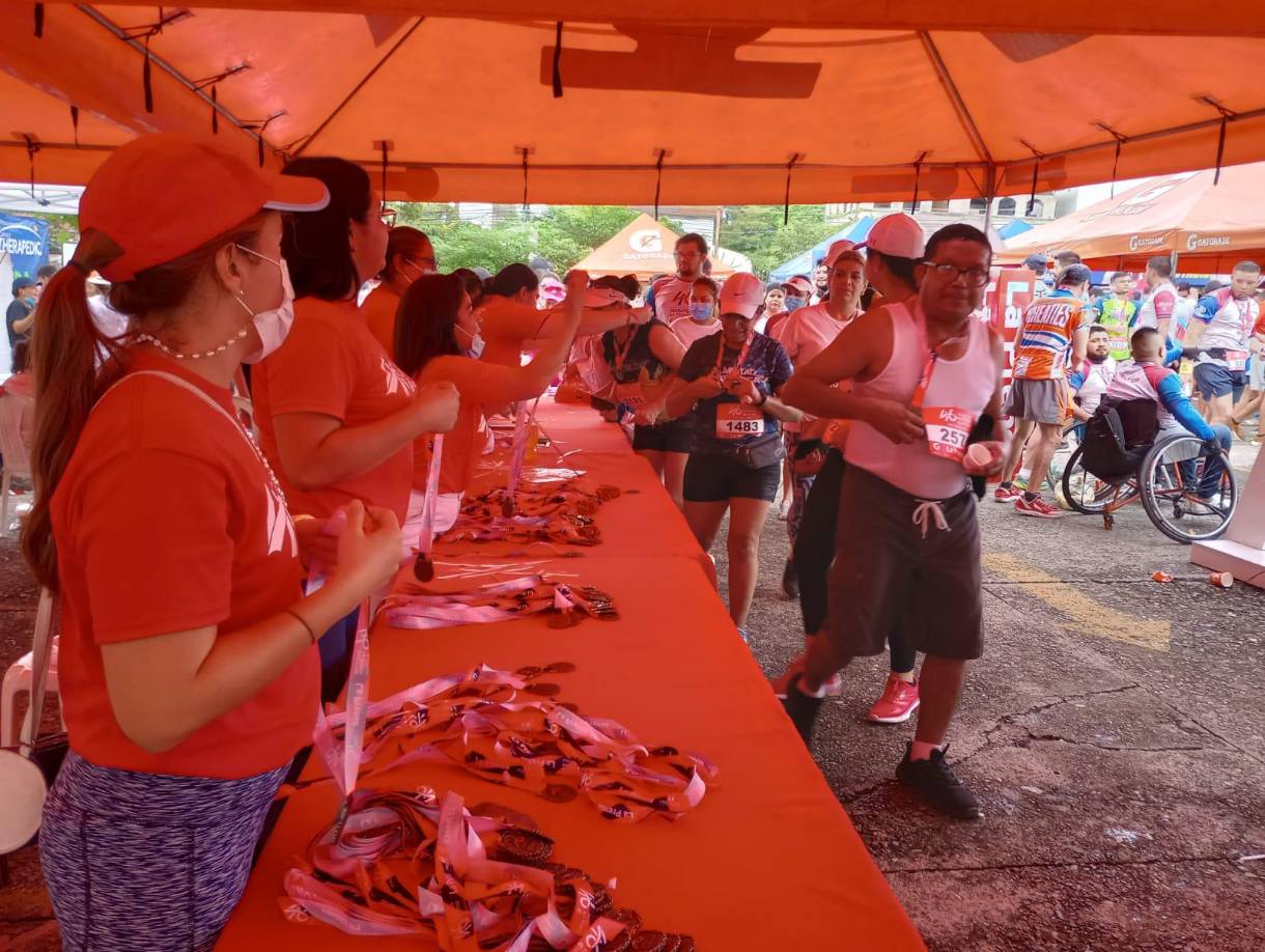 El staff de diario LA PRENSA entregó las medallas a los corredores. 