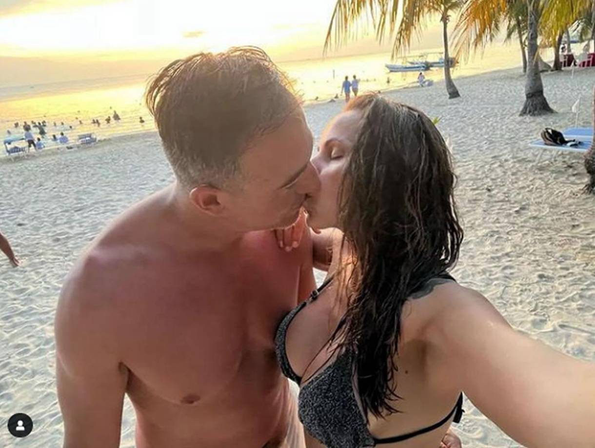 El apasionado beso que le dio Taly Ávila a la ‘La Tota‘ Medina, imagen que subió a sus redes sociales.