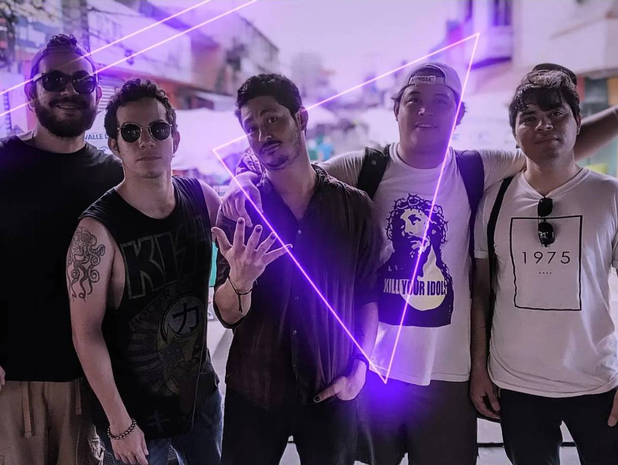 <b>REVOLVER BAND</b>Jungla Brewing Company tendrá este viernes un show acústico con la banda sampedrana. El concierto comienza a las 8:00 pm y el sitio está ubicado en el centro comercial Plaza Numa del bulevar hacia Villas Mackay.