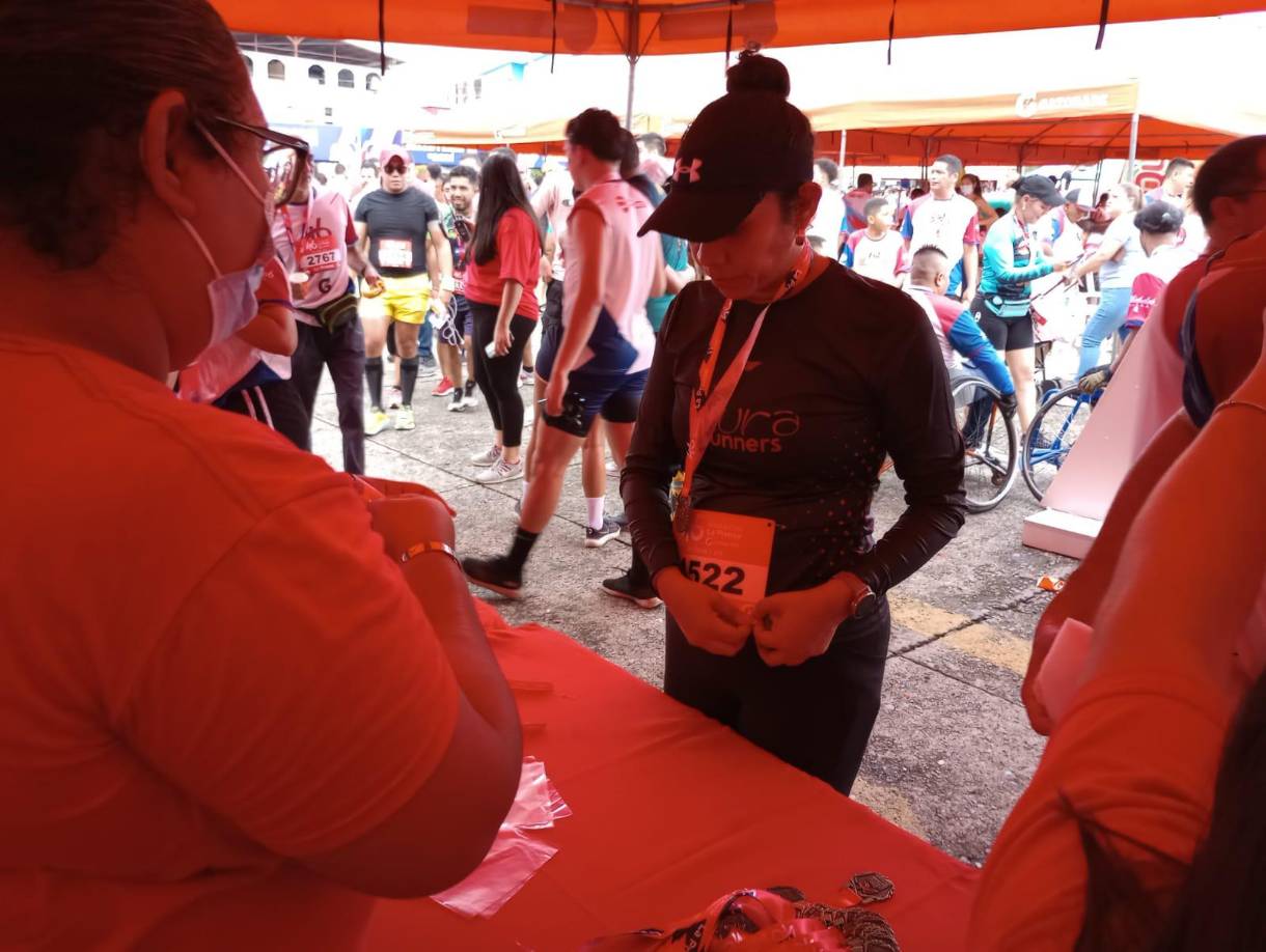 El staff de diario LA PRENSA entregó las medallas a los corredores. 