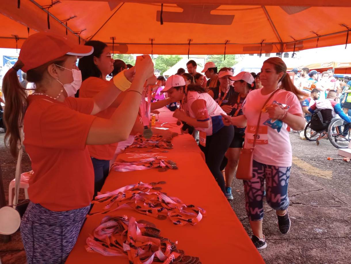 El staff de diario LA PRENSA entregó las medallas a los corredores. 