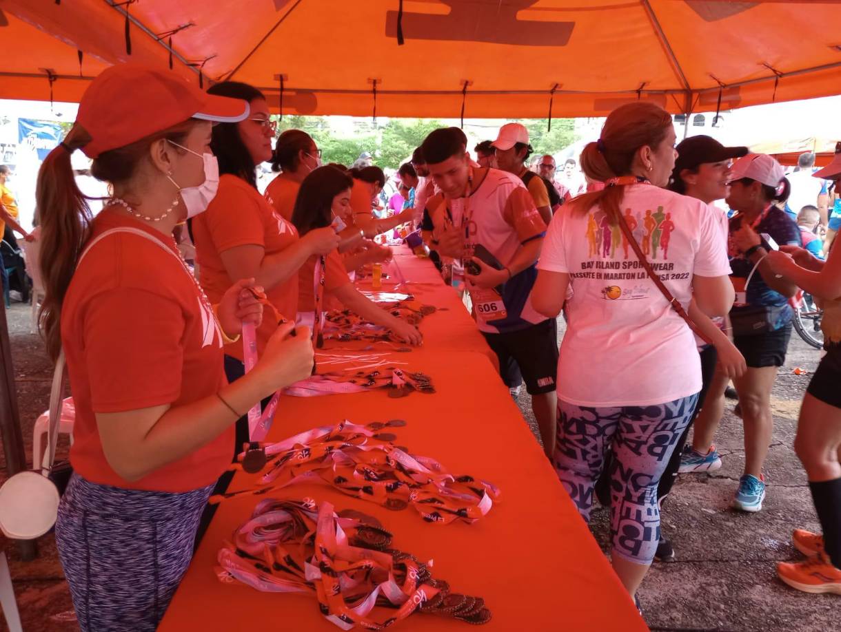 El staff de diario LA PRENSA entregó las medallas a los corredores. 