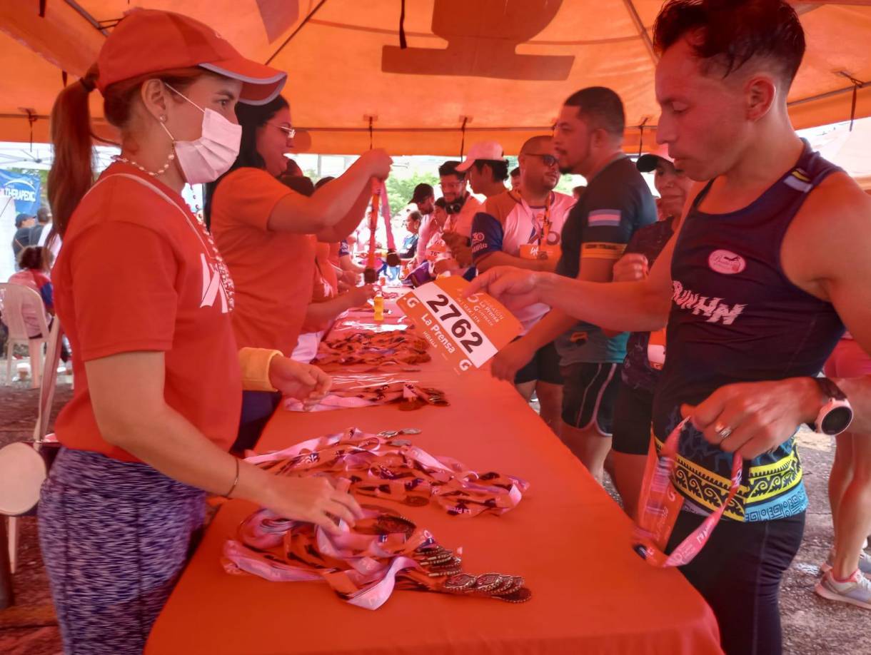 El staff de diario LA PRENSA entregó las medallas a los corredores. 
