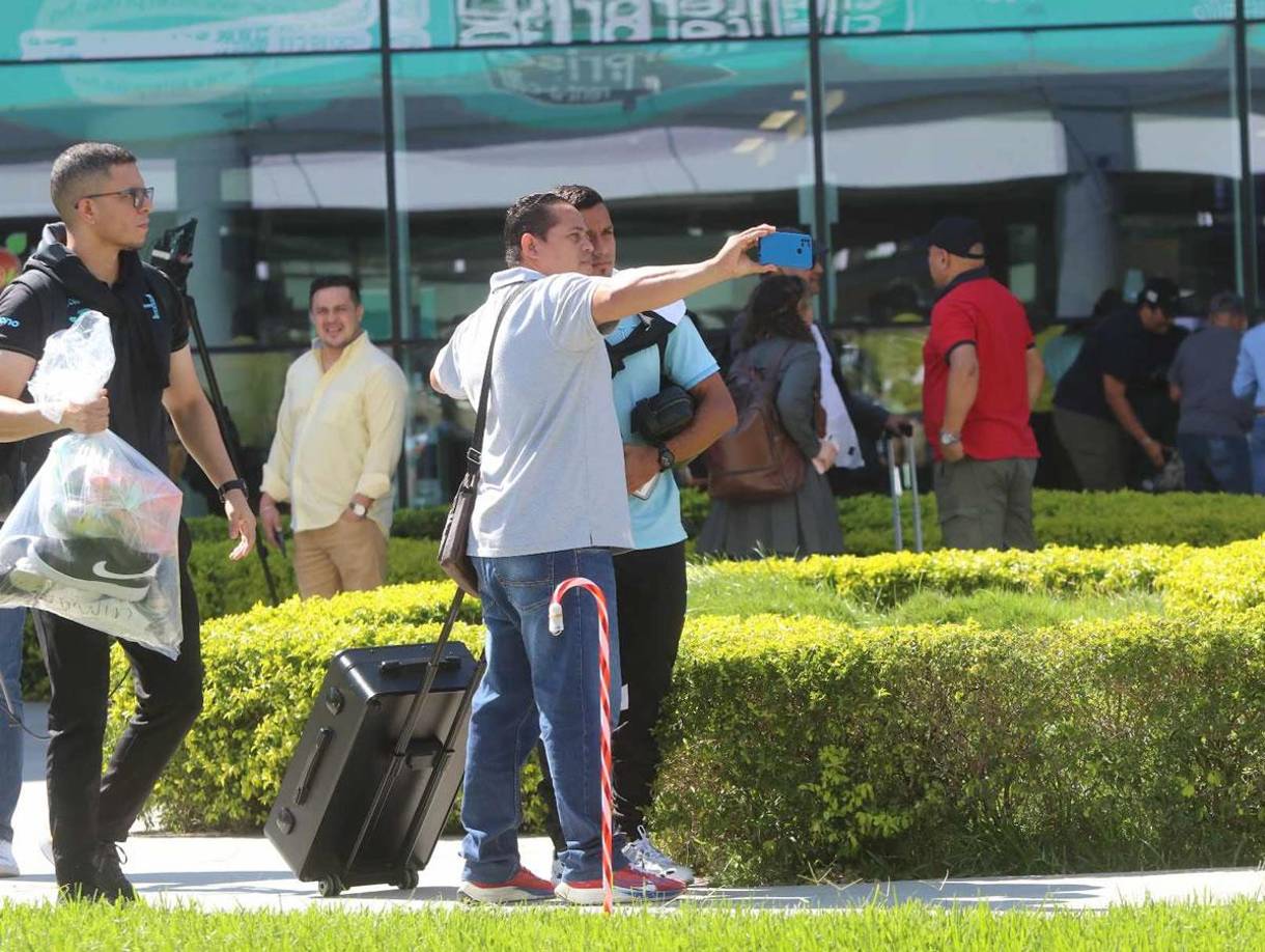 Edwin Rodríguez también se fotografió con aficionados en el Aeropuerto Internacional de Palmerola.