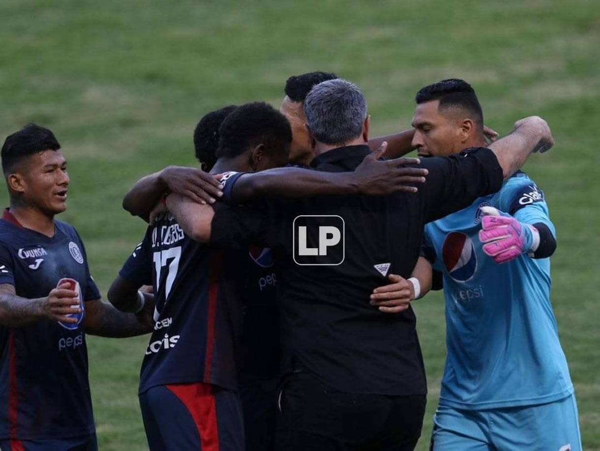 La celebración fue la misma: todos juntos en abrazo, entrenador y jugadores.