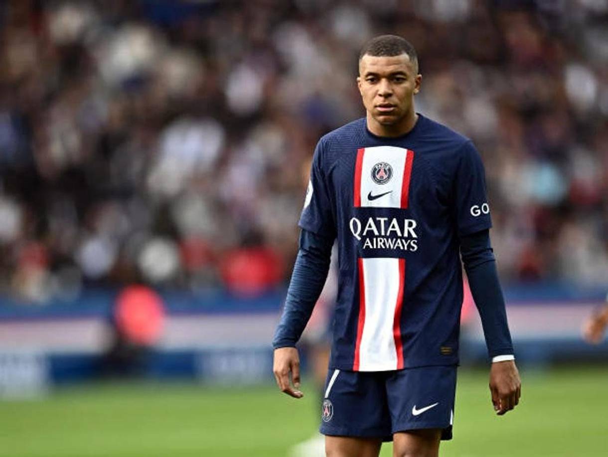 Kylian Mbappé deberá reincorporarse al trabajo del PSG este lunes 17 de julio, fecha fijada para unirse y pasar lo exámenes médicos. El francés debe decidir si finalmente se queda en el club parisino, cumpliendo el año de contrato que le queda para irse gratis la próxima temporada, o irse este mercado y dejar dinero en las arcas del equipo galo.