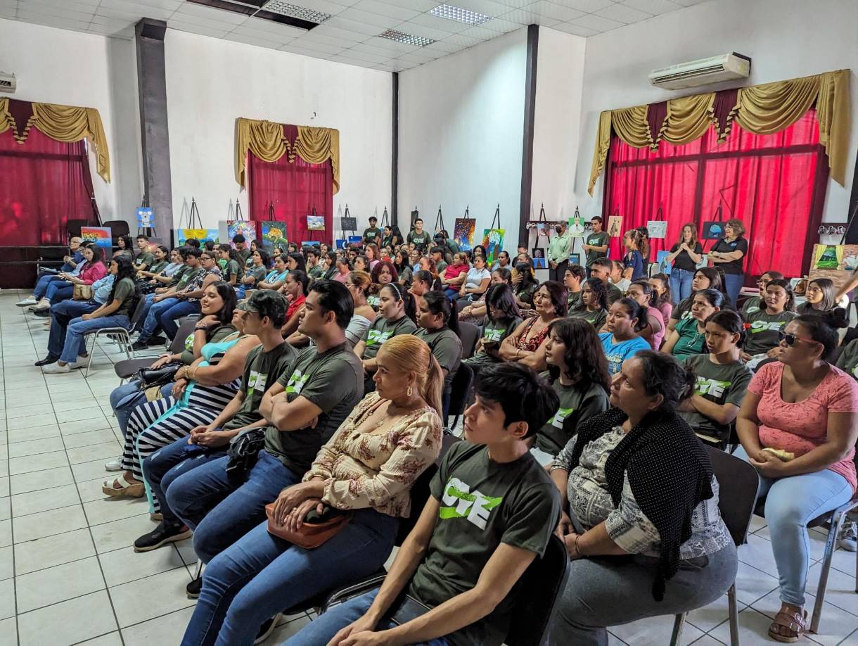 En la ceremonia estuvieron presentes estudiantes, familiares y representantes de organizaciones donantes y autoridades de centros educativos. 