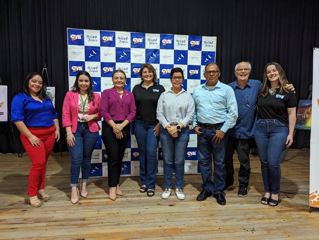 “Sin el apoyo de OYE dudo que hubiera podido seguir estudiando, es por eso que mi corazón se llena de gratitud. OYE ha sido parte fundamental de mi crecimiento personal y profesional; esta organización no solo es apoyo económico, es mucho más que eso. Nos capacitan como jóvenes líderes, empoderados y que nunca nos rindamos para seguir cada una de nuestras metas y objetivos”, expresó Andrea Morales, becada egresada de OYE y graduada del técnico universitario en laboratorio clínico. 