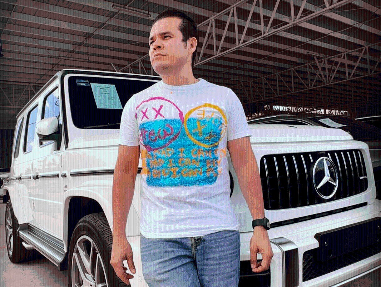 En sus redes sociales, se le podía ver posando junto a vehículos de marcas prestigiosas como Ferrari, BMW, Mercedes Benz, y Porsche.