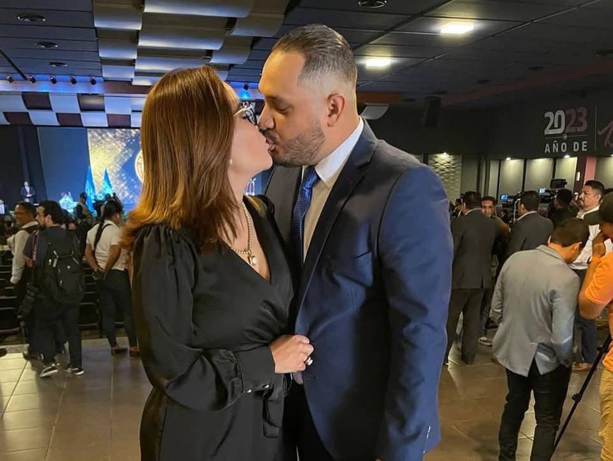 Después de pasar esa etapa inicial de varios años, decidieron casarse, por lo cual contrajeron nupcias como Dios manda