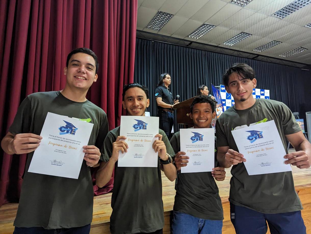 La directora ejecutiva de OYE, Rocío Mendoza, expresó que, si los padres y madres de familia lo permiten y los jóvenes mantienen su beca, el apoyo continuará hasta que finalicen sus carreras universitarias.