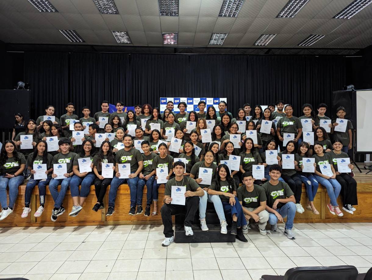 Desde el 2005, OYE ha apoyado a más de 500 jóvenes a culminar sus estudios de secundaria y universidad. Además, a través de su modelo integral de empoderamiento, crea oportunidades para que desarrollen sus capacidades y liderazgo y transformen sus vidas, familias y comunidades.
