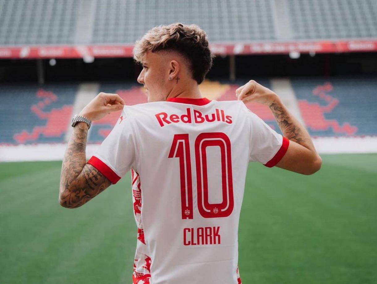 OFICIAL / El RB Salzburg presentó este jueves el fichaje de Bobby Clark, que deja el Liverpool a cambio de 11,8 millones de euros.