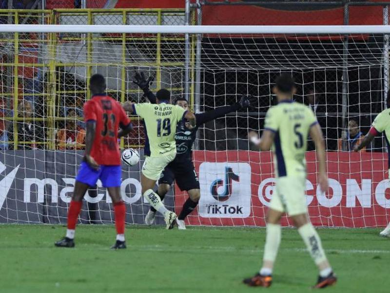 Rodrigo de Olivera al momento de empujar la pelota al fondo de las redes ante una mala salida del arquero de Municipal.
