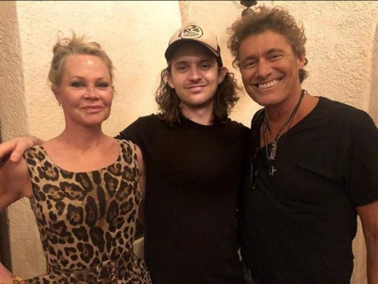 Pero hace unos días Melanie Griffith volvió a sorprender con su rostro al compartir una foto en su Instagram, en la que mostraba algunos de sus premios como actriz.