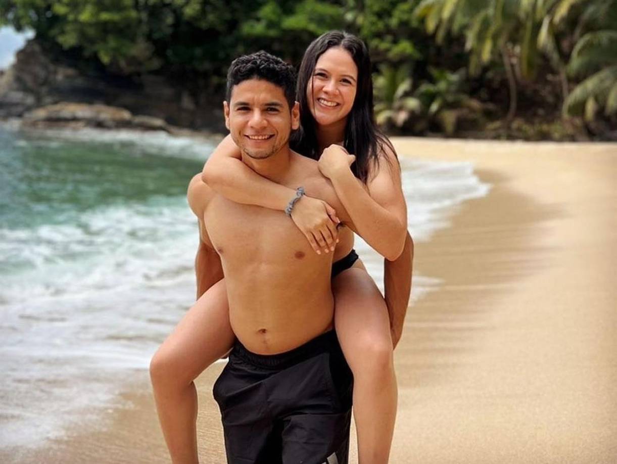 Carlos Pineda se casará con su linda novia Daniela Hernández después de dos años de noviazgo.