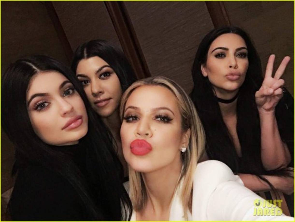 'Por $400,000 consigues que las Kardashian publiquen un post en Instagram', dijo un magnate de marketing y comercialización al portal Page Six, que no precisa su nombre. Los posts incluyen productos como maquillaje, ropa y música, además de compartir su vida personal.