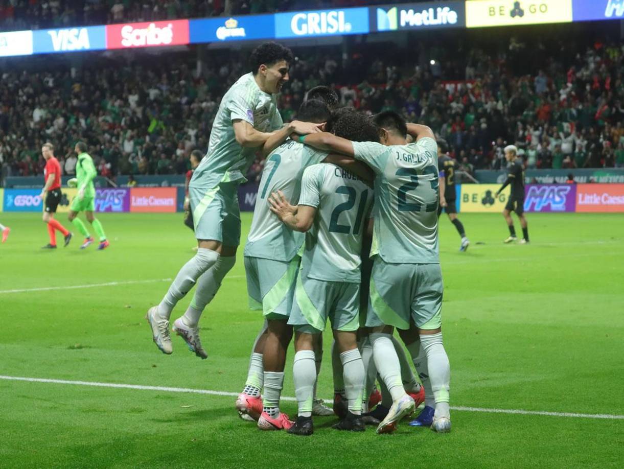 La celebración de los jugadores de México tras otro de los goles contra Honduras en el segundo tiempo.