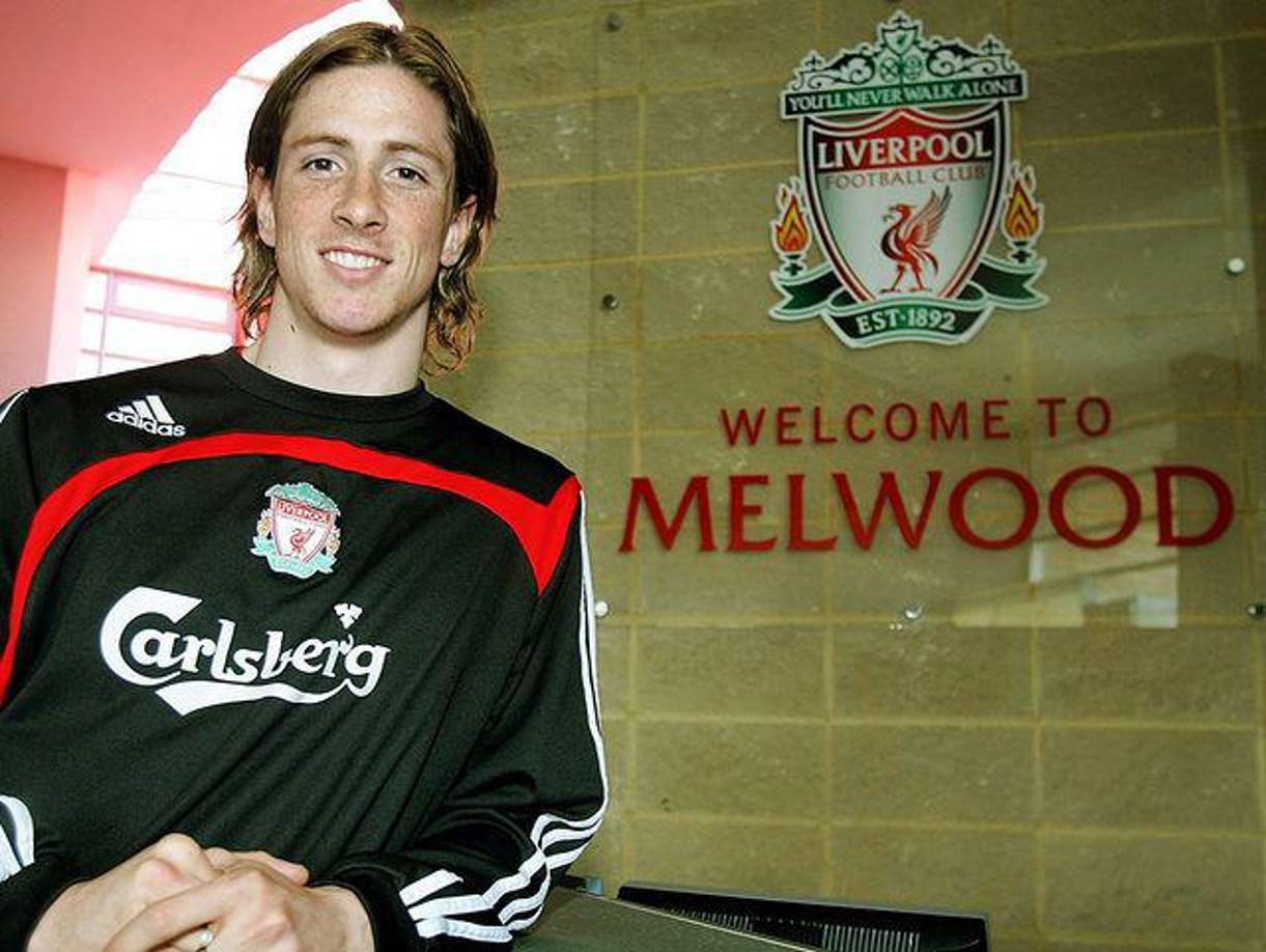 Desde sus inicios el futbolista se le conoció con una figura normal, delgado, pero nunca impedían su calidad futbolística en el terreno de juego.