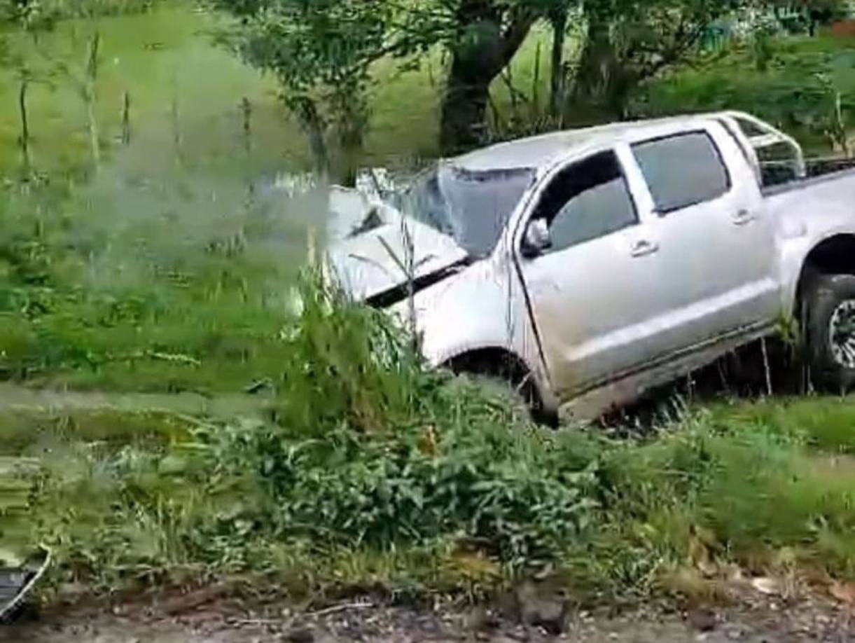 De acuerdo a algunas versiones, el conductor de uno de los vehículos intentó esquivar un enorme bache en la carretera. 