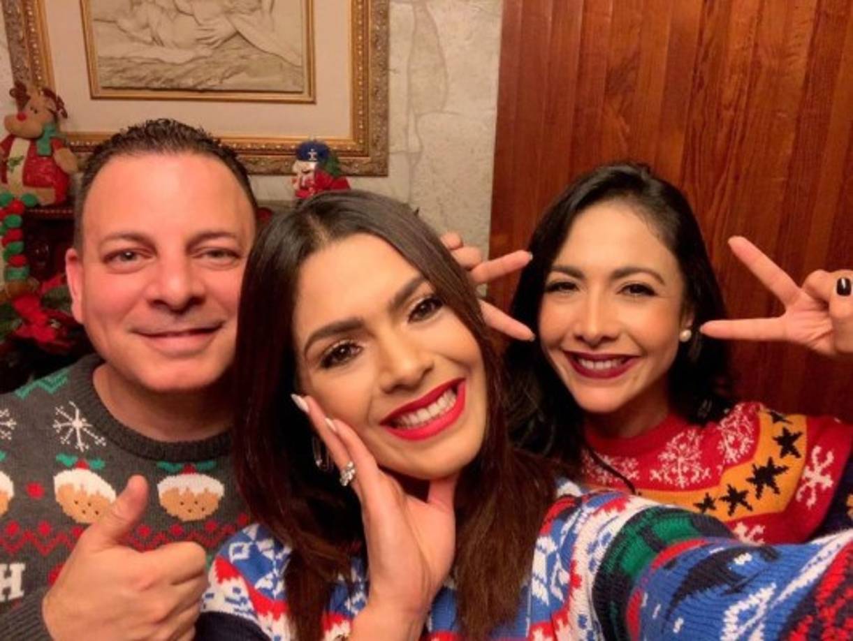 Loren Mercadal compartió con su hermana Claud Mercadal y su esposo, Richard Gunther.<br/><br/>'Felices fiestas para todos. Gracias por tanto cariño, muchas bendiciones. Celebrando la vida y agradecidos por estos momentos que Dios nos regala', dijo la presentadora de TVC.